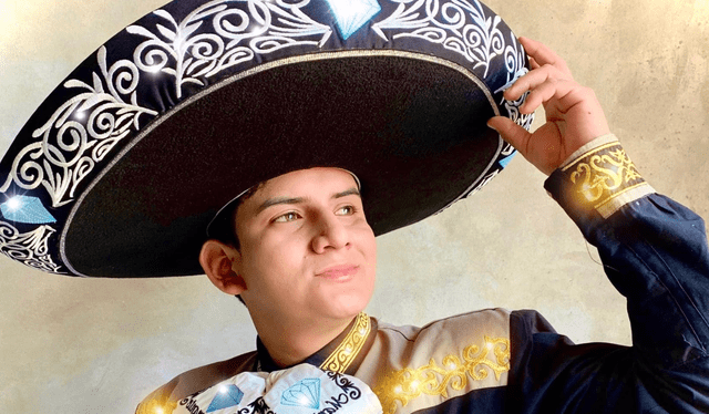  Manuel Sanz también trabaja como mariachi. Foto: Facebook    