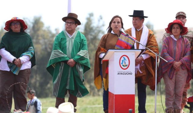 Dina Boluarte arribó a Ayacucho el último fin de semana. En la actividad del Gobierno hubieron más policías que ciudadanos. Foto: Presidencia.   