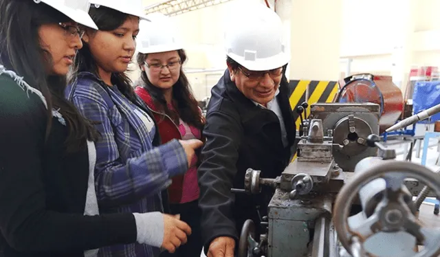 Los ingenieros civiles tienen la capacidad para dirigir diferentes proyectos de construcción. Foto: Andina   