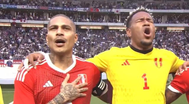  Paolo Guerrero entonando el Himno Nacional del Perú en Japón. Foto: captura América TV   