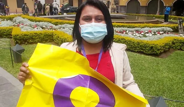 Bea con la bandera Intersex   