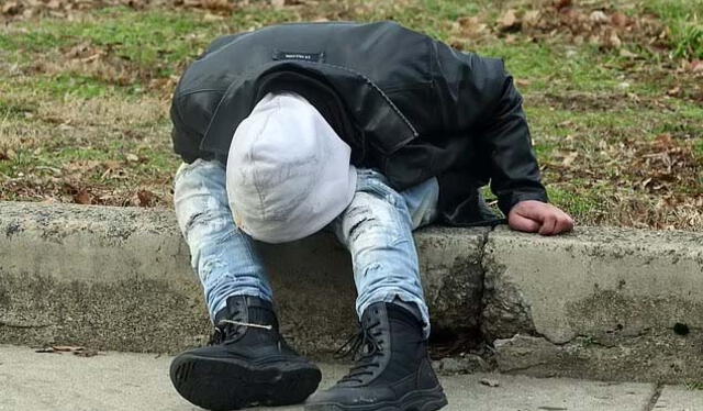 En Kensington Avenue, las personas caminan como 'zombis' o se desmayan en la calle. Foto: DailyMail   