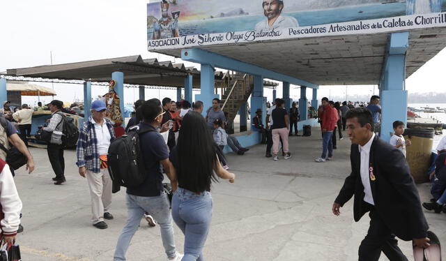 Cientos de peruanos llegan al muelle de Chorillos para celebrar el Día del Pescador. Foto: Marco Cotrina/LR   