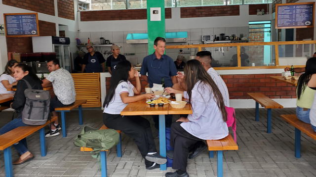 Ciudadanos de todas las partes del país acuden al restaurante para conocer al 'Tio Lenguado'. Foto: Almendra Ruesta/La República   