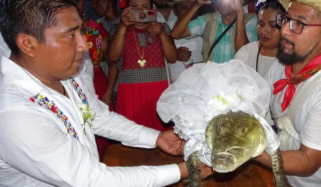 Víctor Hugo Sosa y su esposa reptil, Alicia Adriana. Foto: AFP   