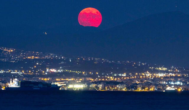 Superluna de Esturión vista desde Grecia. Foto: NurPhoto   