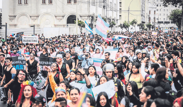  Orgullo. Miles acompañaron la marcha por calles del centro. Foto: John Reyes/La República   