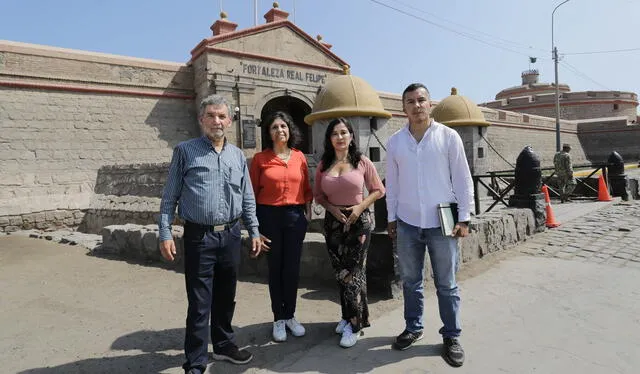 Historiadores. Quiroz, Vergara, Bazán y Domínguez en la zona donde Olaya recibía mensajes de los patriotas, en el Callao. Foto: La República   