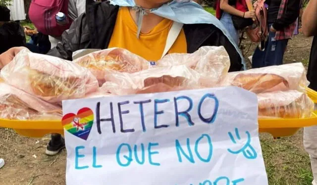  Mujer vende pan con pollo en marcha LGTB+. Foto: Twitter   