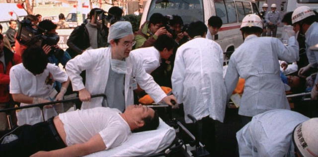 En 1995, más de mil personas resultaron afectadas por un atentado con gas sarín en los tacho de basura del tren de Tokio. Foto: Clarín   