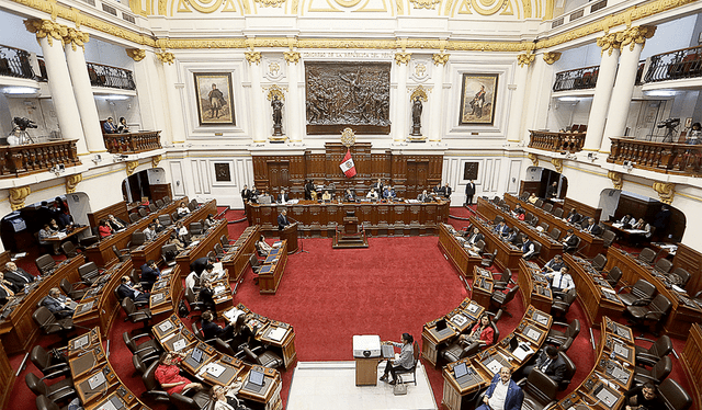  Los legisladores gozan de beneficios como celulares, alimentación y seguros. Foto: difusión   