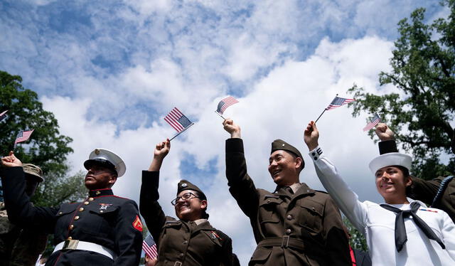 Ciudadanos estadounidenses recién nacionalizados celebrando el 4 de julio en Mount Vernon, Virginia. Foto: AFP   