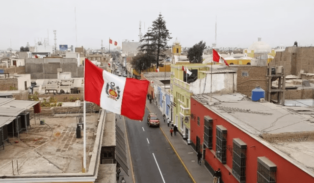  Por Fiestas Patrias, algunos distritos ordenan a los vecinos la colocación de la bandera del Perú. Foto: Infobae   