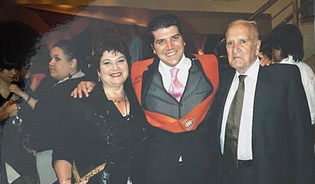  José Peláez junto a sus padres en su graduación. Foto: José Peláez/Facebook<br><br>  
