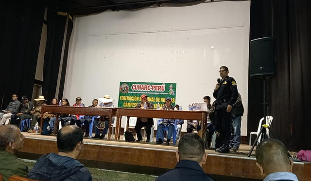  El general PNP Fidel Purizaca participó de una reunión con ronderos. Foto: PNP    