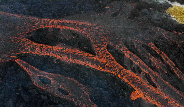 Fotografía aérea que muestra la lava que fluye durante la erupción volcánica cerca de Litli Hrutur. Foto: AFP   
