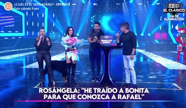 Rosángela Espinoza recibió un ramo de flores de Rafael Cardozo. Foto: captura de América TV   