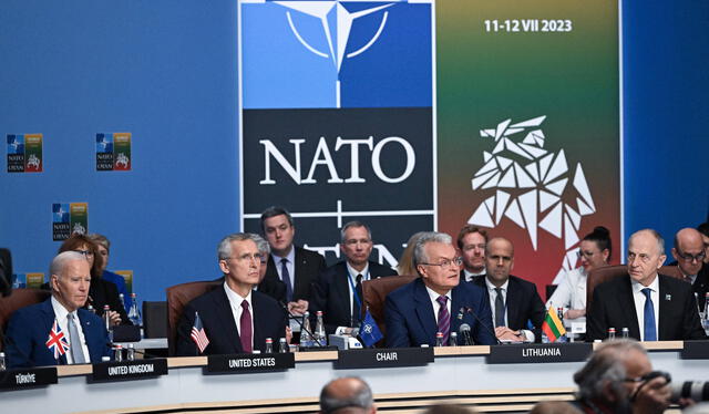  Joe Biden, Jens Stoltenberg, y Gitanas Nauseda asisten a la primera sesión de trabajo de la cumbre de la OTAN, en Vilna. Foto: AFP   