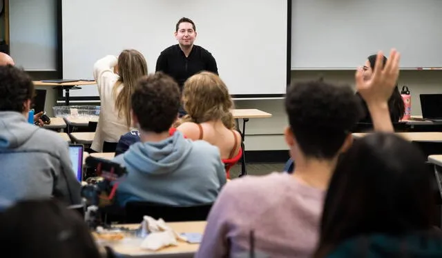 Aunque existen muchos idiomas interesantes, las personas suelen inclinarse por el inglés. Foto: Cornell Watson/Bloomberg   