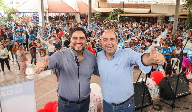 Fotografía que presentaron como prueba donde se ve la amistad entre Pedro Spadaro y su teniente alcalde, César Pérez. Foto: difusión 