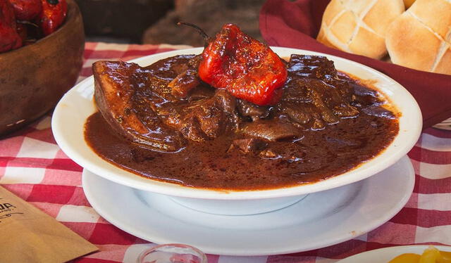 El adobo es un plato tradicional de Arequipa. Foto: Buenazo 