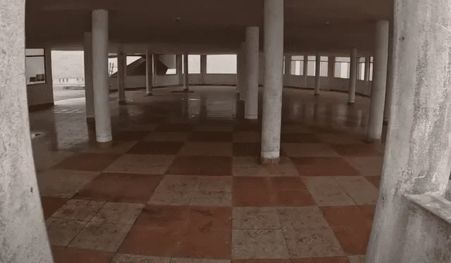Algunos pisos del edificio abandonado habrían sido empleados como salas de reuniones. Foto: captura de YouTube/Dilo nomás   