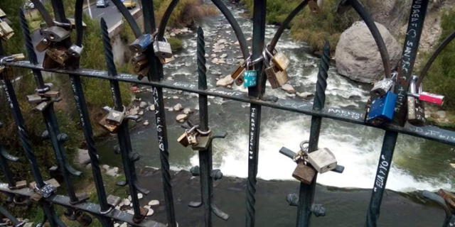  Candados en el puente Bolognesi son dejados por parejas de enamorados. Foto: Yaraví   