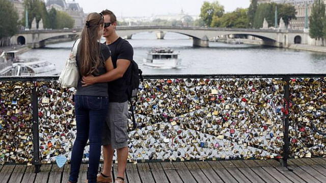  Puente de los candados en París es visitado en el Día del Amor. Foto: Publimetro   