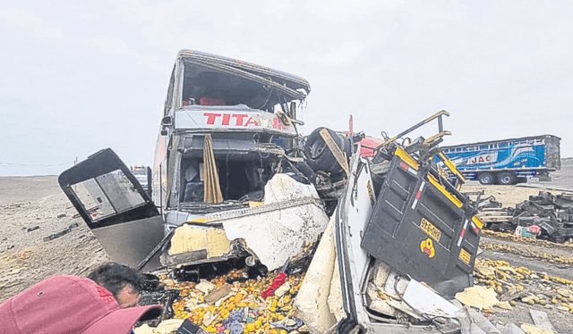  Frontal. Así quedó el bus y el camión cargado de frutas. Foto. difusión    