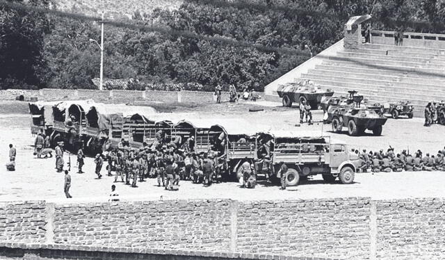 La base. Los marinos tomaron el estadio de Huanta. Foto: difusión   