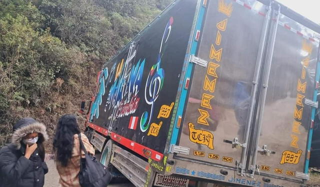  El accidente del camión de la agrupación musical Amaya Hermanos interrumpió el tránsito por varias horas. Foto: Noticias Huancabamba   