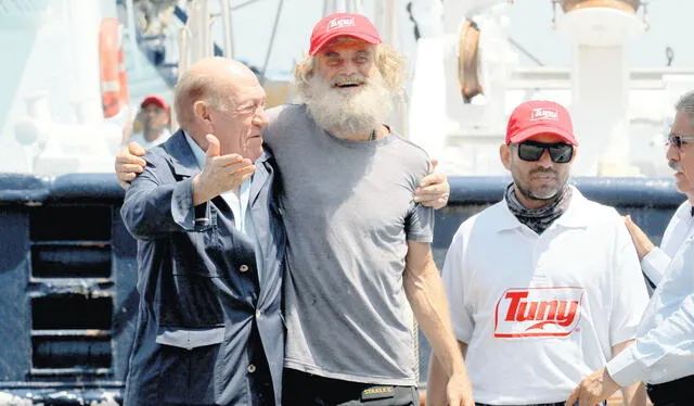  Tierra firme. Shaddock saluda al dueño de la embarcación. Foto: AFP   