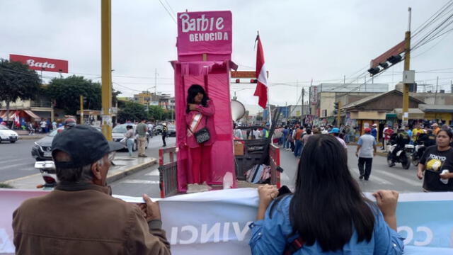  Ciudadano vestido de Barbie. Foto: Twitter Magaly Estrada   