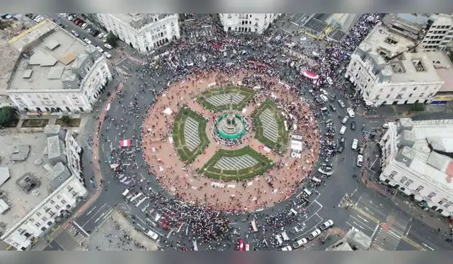  Vista aérea de la plaza Dos de Mayo en horas de la tarde este 19 de julio. Foto: Luis Gallardo / URPI-LR    