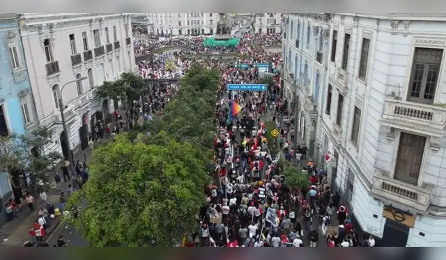  Vista aérea de la plaza Dos de Mayo en horas de la tarde este 19 de julio. Foto: Luis Gallardo / URPI-LR   