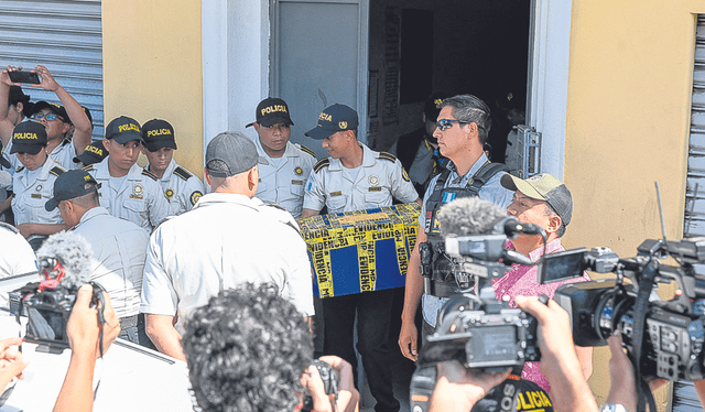  Atentado. Agentes de la policía salen del local de Semilla. Foto: AFP   