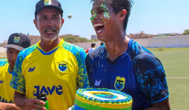 Anthony Osorio celebrando su cumpleaños con sus compañeros de Carlos Stein. Foto: Carlos Stein 