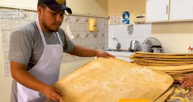  Se procesan grandes galletas de harina para la preparación del King Kong. Foto. captura video/ Gerencia Regional de Comercio Exterior y Tiurismo de Lambayeque    