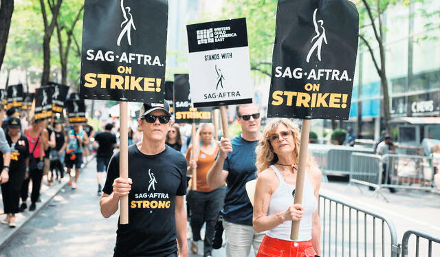  Protestas. Kevin Bacon y Susan Sarandon al iniciar la huelga. Foto: AFP   