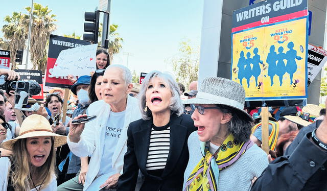  Jane Fonda acompañando a los guionistas antes de la unión de los sindicatos. Foto: Getty-Los Ángeles Times   
