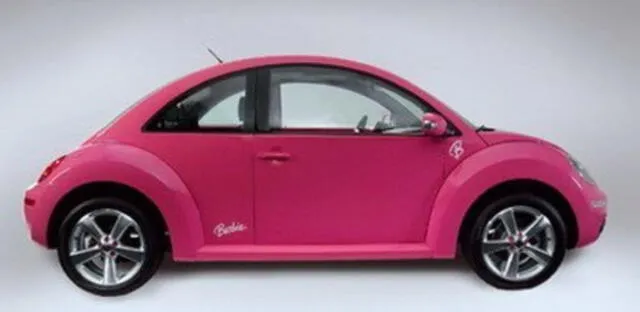 Así es como se ve el carro escarabajo de Barbie. Foto: Motorpasion   
