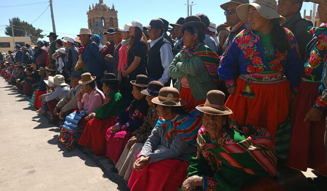  Cónclave. Aimaras se autoconvocaron ayer domingo en su plaza principal para cuestionar a su alcalde que acudió a Palacio. Foto: La República   