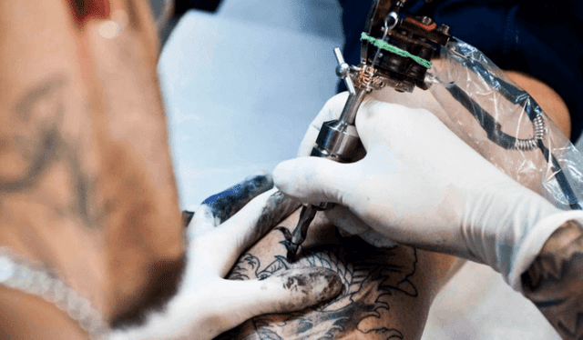 En México está prohibido tatuar a personas no capacitadas mentalmente y a menores de 18 años. Foto: AC web   