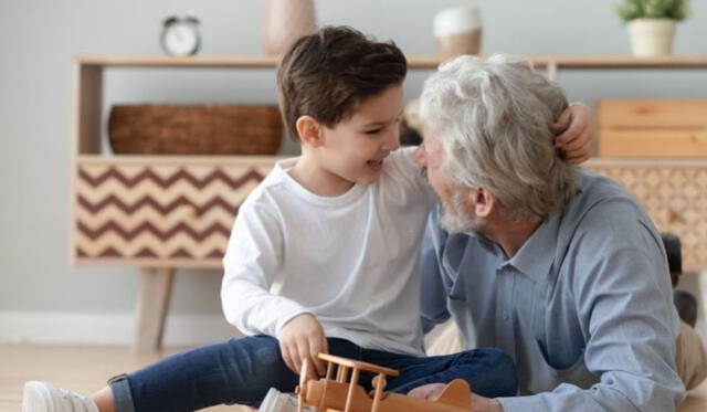  Estas fechas son oportunidades para expresar cariño y gratitud hacia los abuelos, quienes desempeñan un papel significativo en la vida de muchas familias. Foto: Freepik   