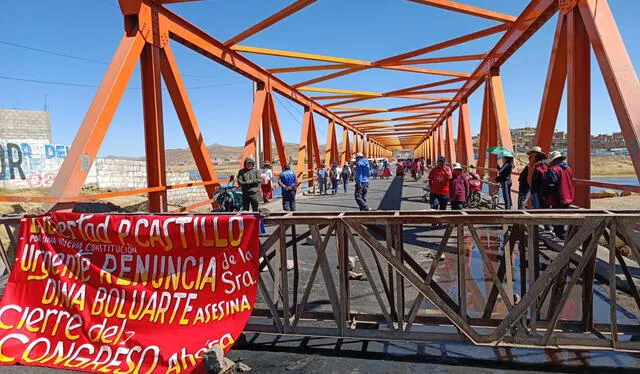 Puente fue bloqueado por ciudadanos de la zona sur de Puno. Foto: Liubomir Fernandez/LR   