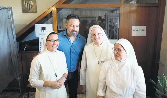  El líder de Vox, Santiago Abascal, posa con un grupo de monjas tras ejercer su derecho al voto en el colegio Cristo Rey en Madrid. EFE   