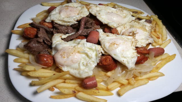  La chorrillana es de los platos más populares de todo Chile. Foto: YouTube   