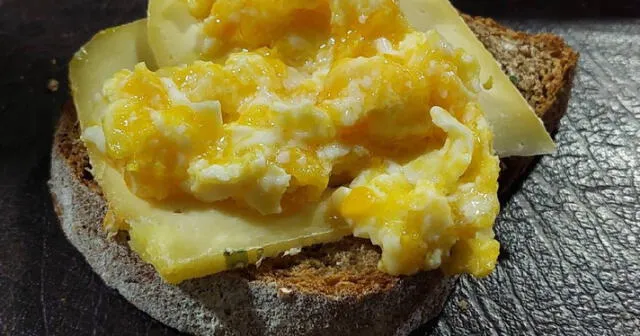  El pan con huevo revuelto es de los desayunos más simples de hacer. Foto: Cookpad   