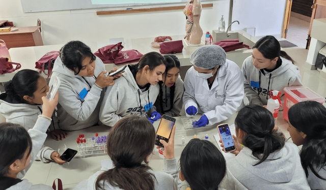  Colegio Fátima visita laboratorio de Biología en UNSA. Foto: Unesco   