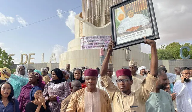 Partidarios del presidente nigerino Mohamed Bazoum se reunieron para mostrarle su apoyo la tarde del 26 de julio. Foto: composición AFP   